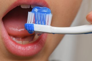 Les factures de dentiste sont douloureuses en Suisse. Au tour des socialistes genevois de tenter d'améliorer la situation